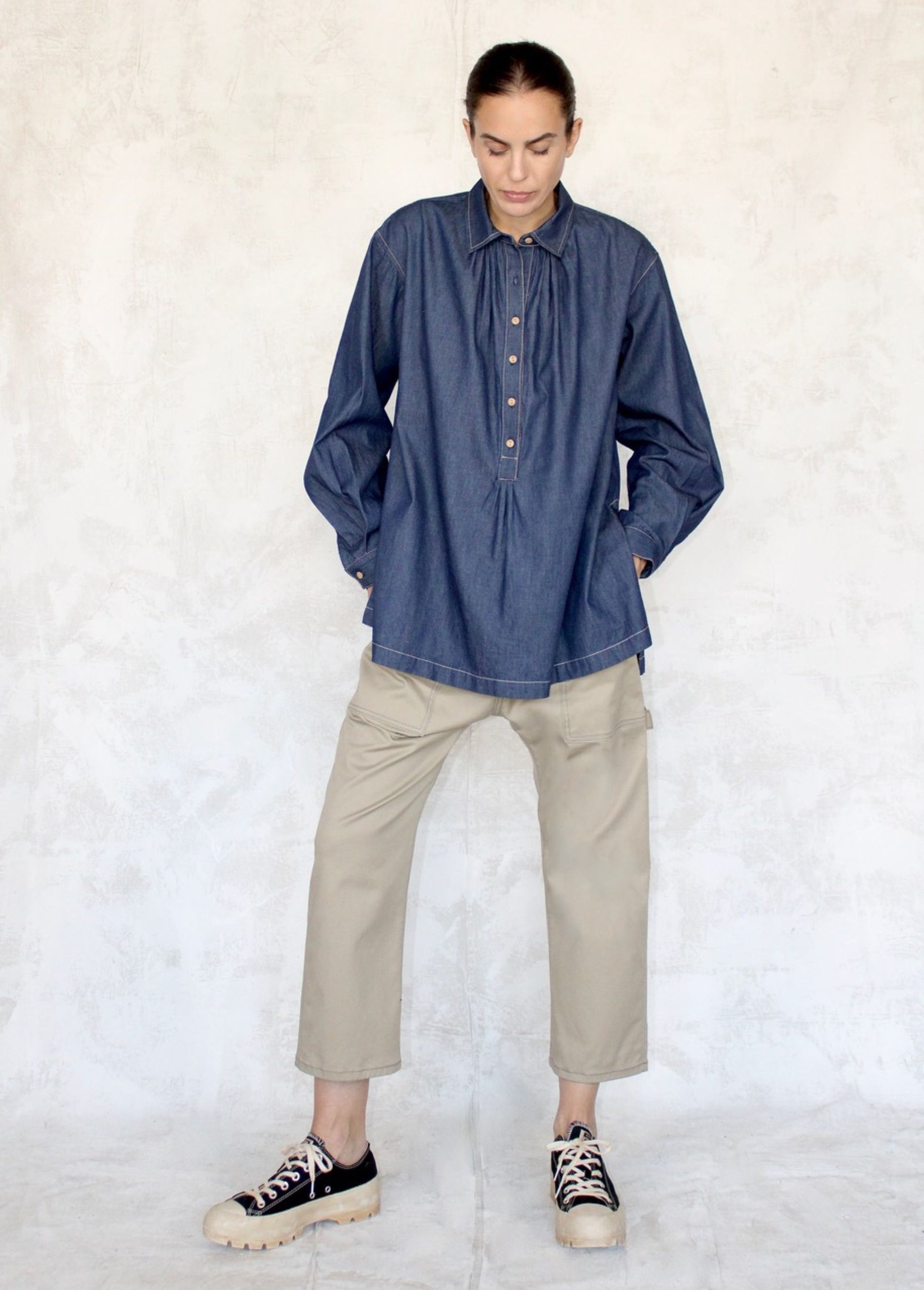 Denim Agnes Top Front with beige worker pants
