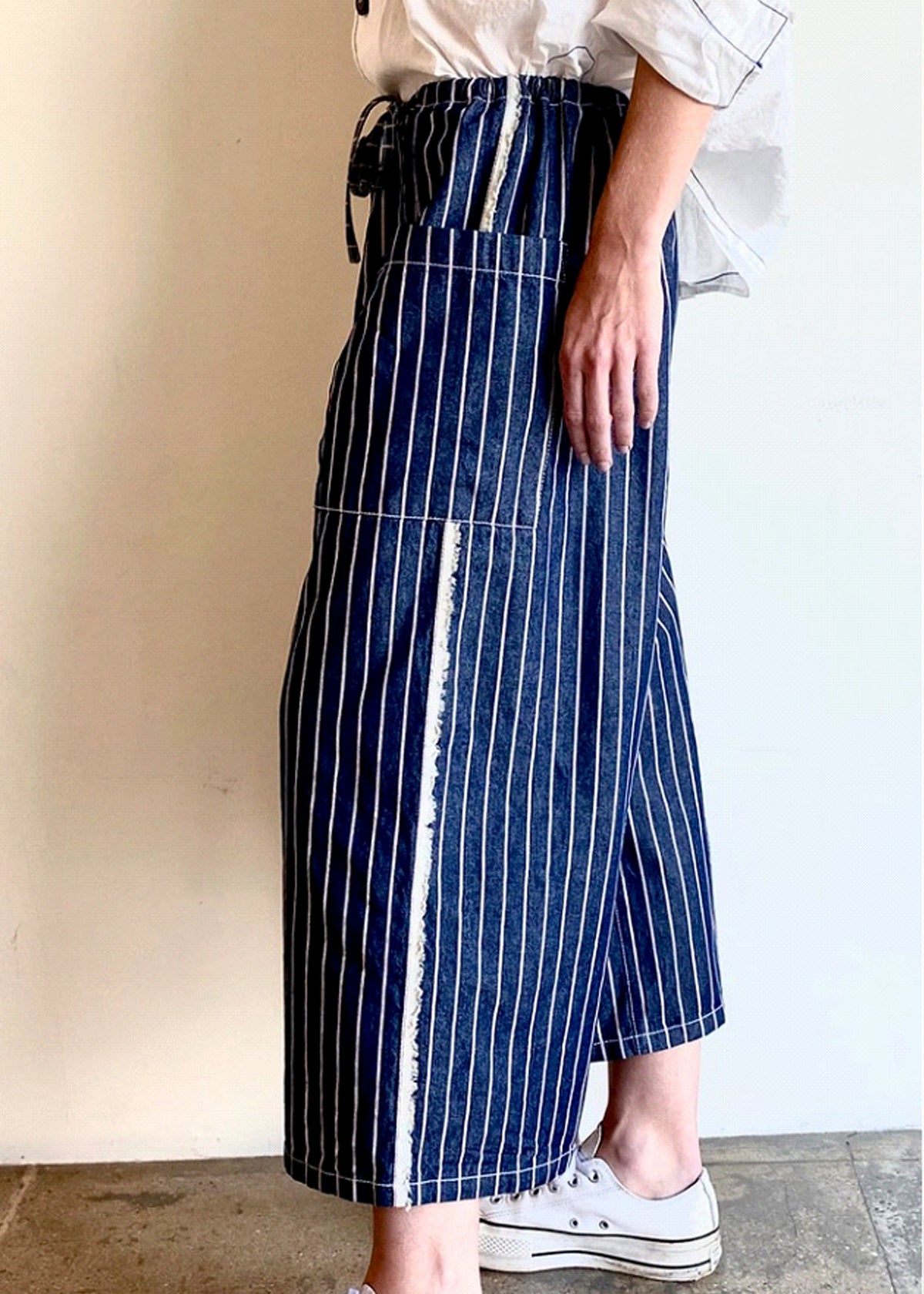 blue and white striped denim cropped drawstring pants, pockets and raw side seam