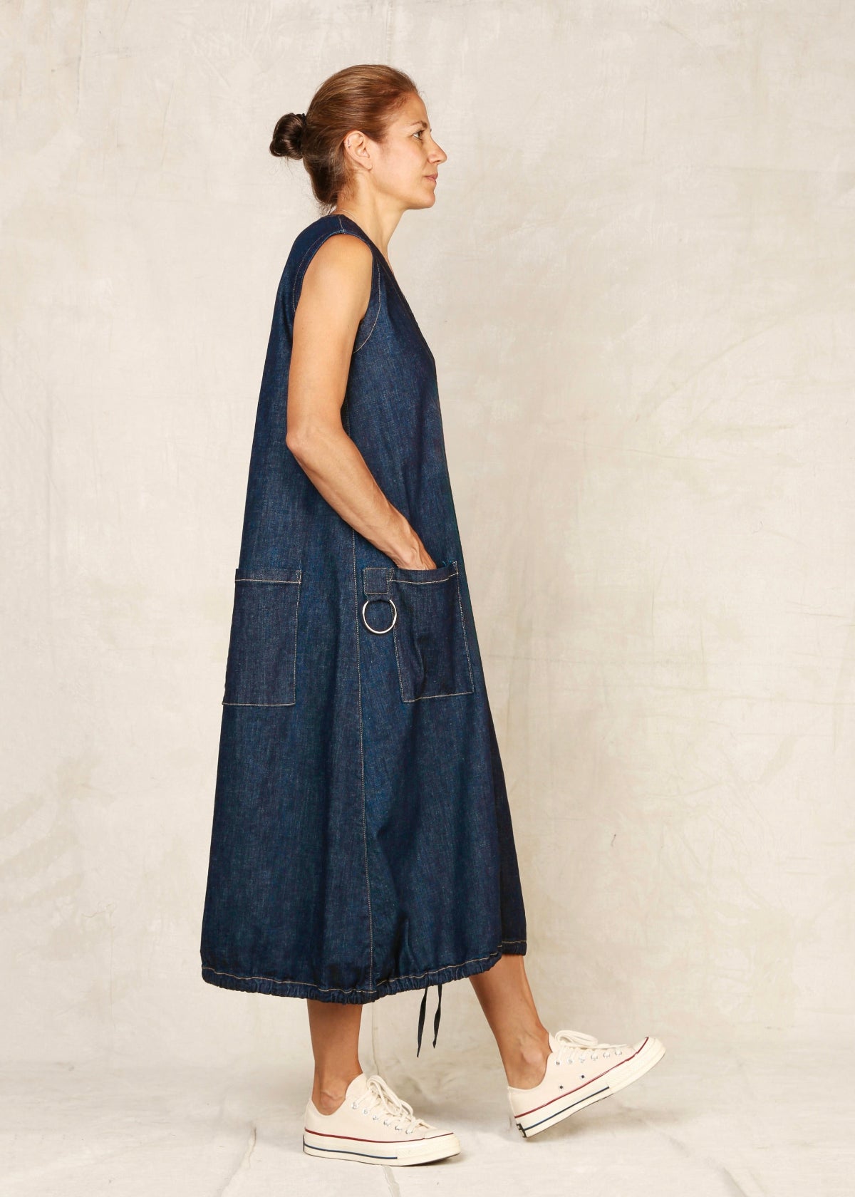 sleeveless v-neck denim dress pockets