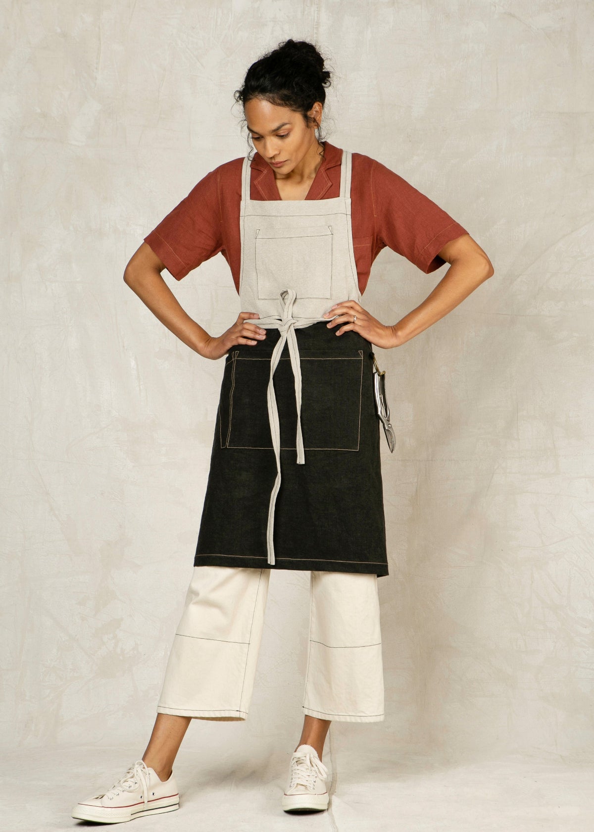 flax/raven linen workers apron front