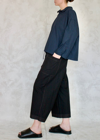 navy popover side view with black drawstring cropped pants