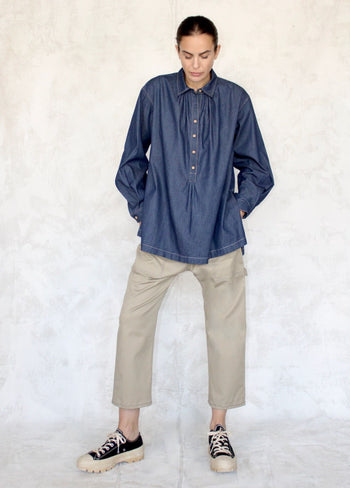 Denim Agnes Top Front with beige worker pants