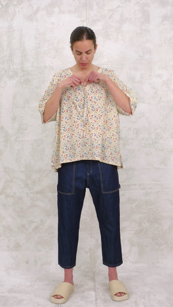 floral cotton v-neck short 3/4 sleeve video of cinching the front 
