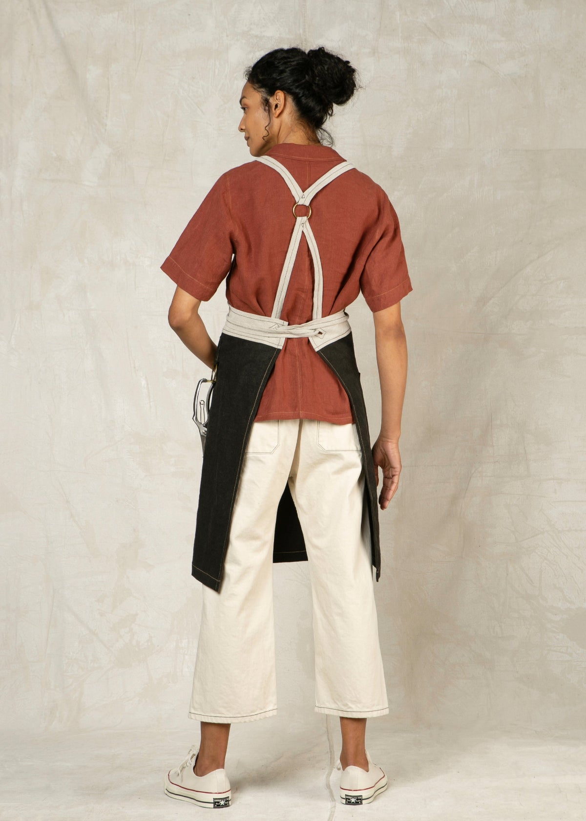 flax/raven linen workers apron back